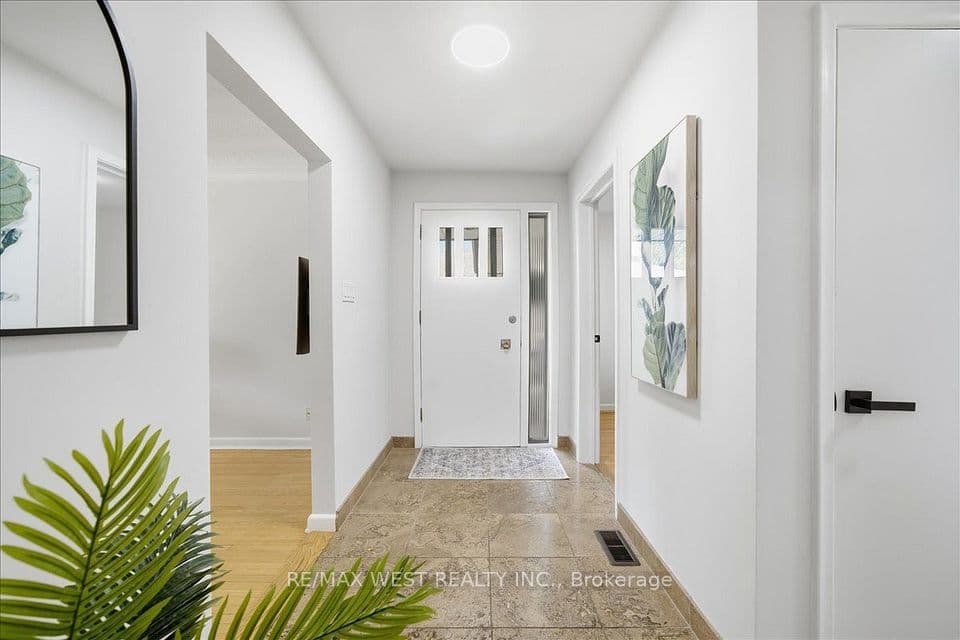 19 Decarie Circle, Toronto, ON M9B 3H6 – photo 3