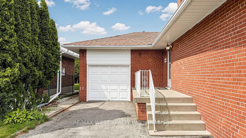 32 Allonsius Drive, Toronto, ON M9C 3N5 – photo 3