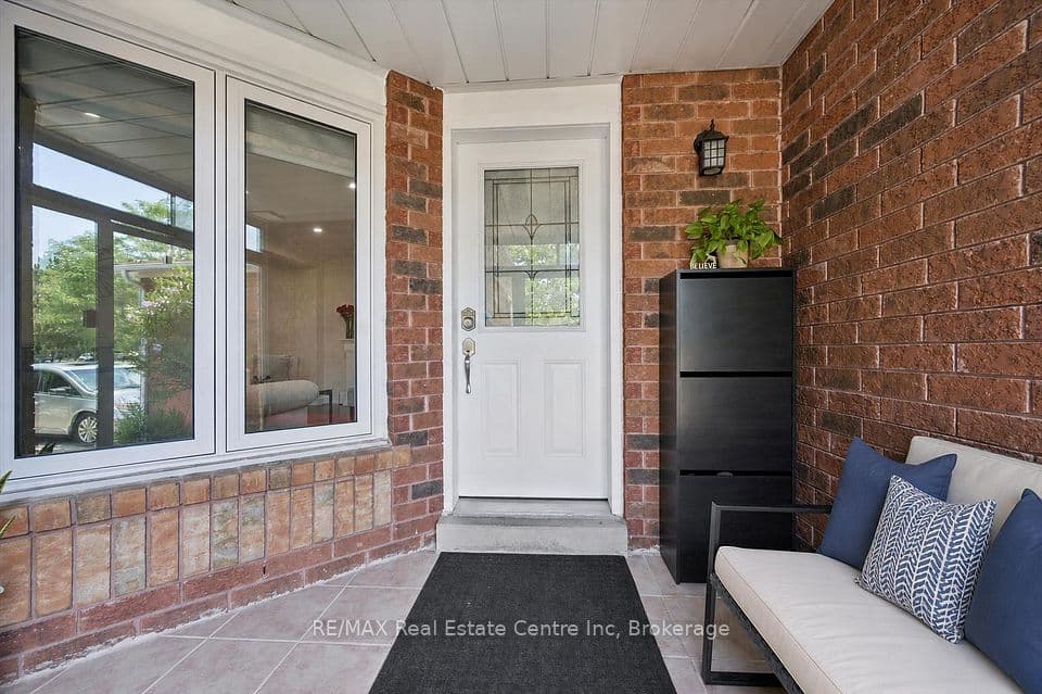 6972 Dunnview Court, Mississauga, ON L5N 7E4 – photo 2