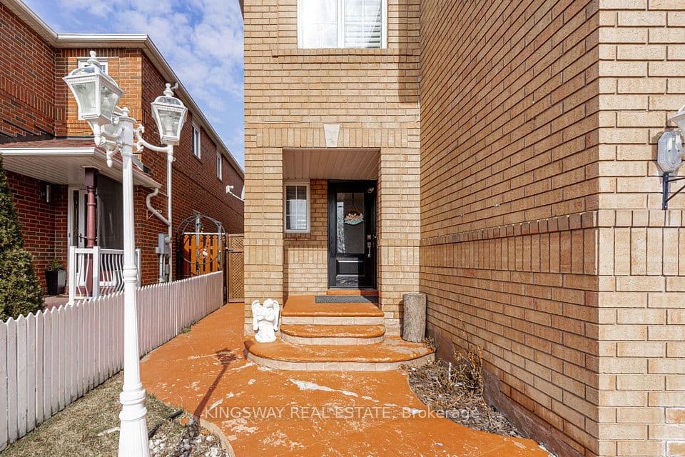 891 STONEBRIDGE Avenue, Mississauga, ON L5V 2L3 – photo 3