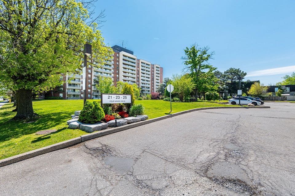 25 Four Winds Drive 405, Toronto, ON M3J 1K8 – main photo