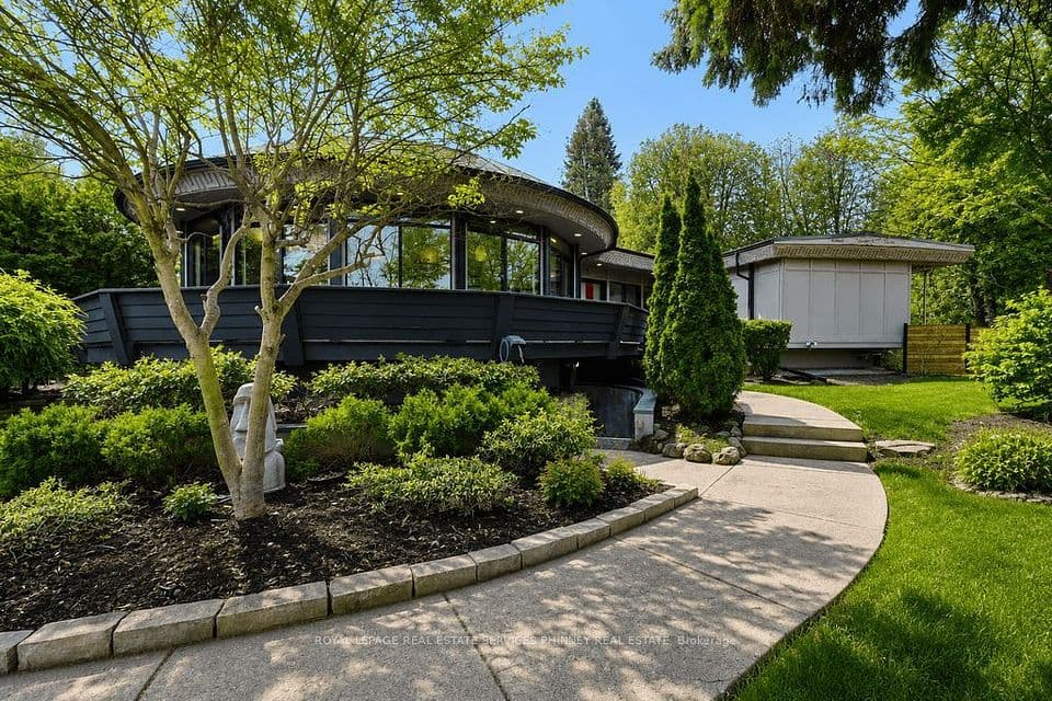 1352 Nocturne Court, Mississauga, ON L5H 2L8 – photo 2