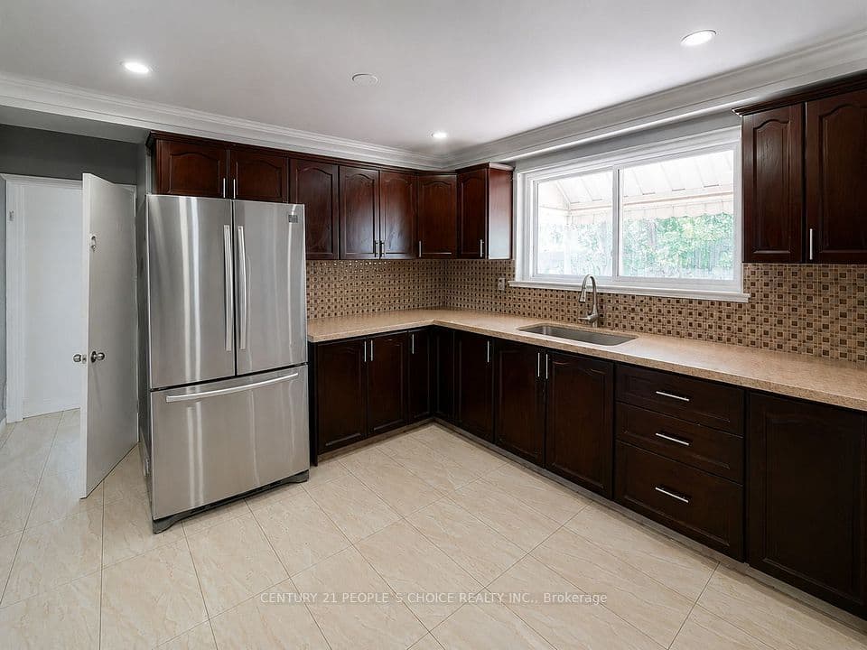 105 Lexington Avenue, Toronto, ON M9V 2G9 – photo 2