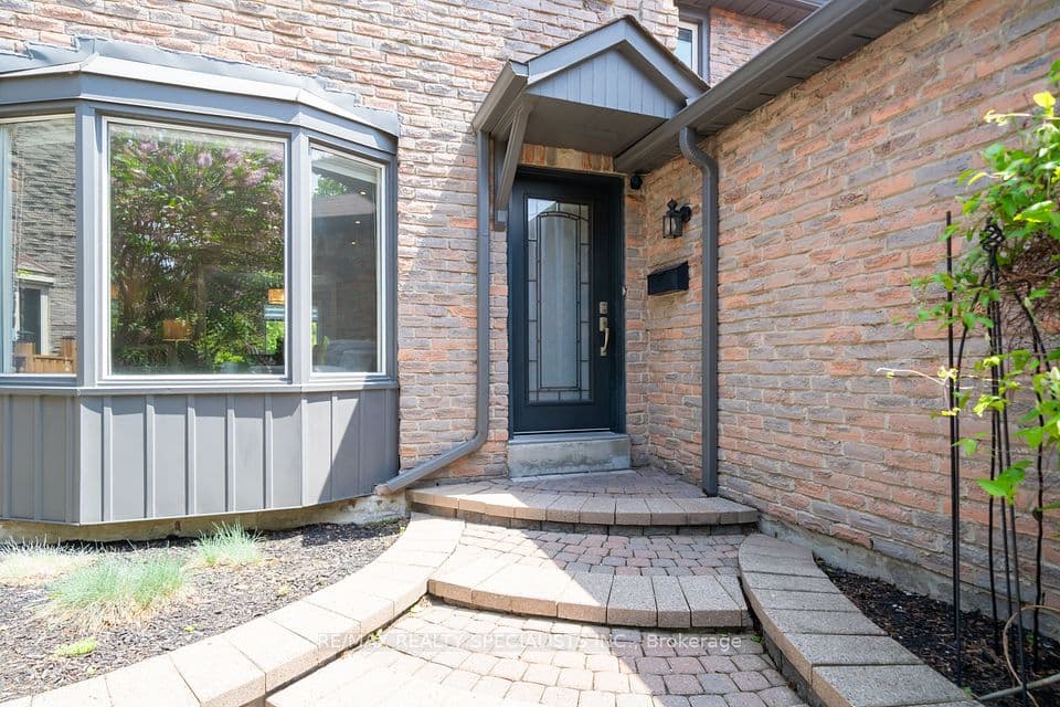 4021 Sasha Court, Mississauga, ON L4W 3K9 – photo 3