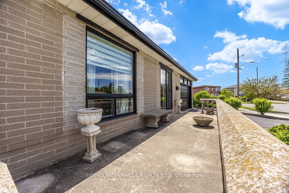 9 Wheatsheaf Crescent, Toronto, ON M3N 1P7 – photo 3
