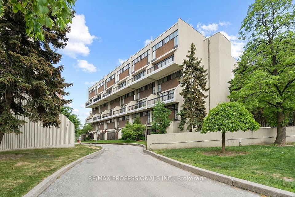 2 Valhalla Inn Road 339, Toronto, ON M9B 6C3 – main photo