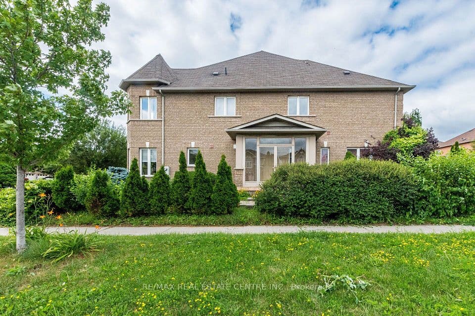 629 Lumberton Crescent, Mississauga, ON L4Z 3Z5 – photo 3