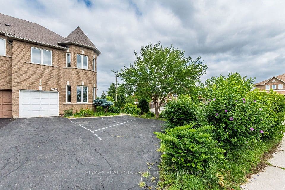 629 Lumberton Crescent, Mississauga, ON L4Z 3Z5 – photo 2