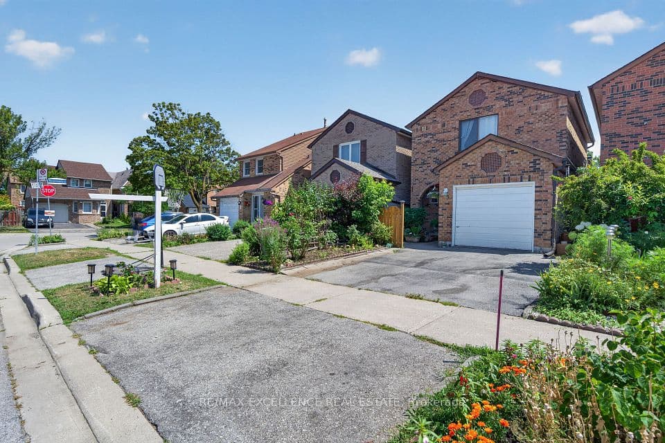 91 Woolenscote Circle, Toronto, ON M9V 4R6 – photo 3