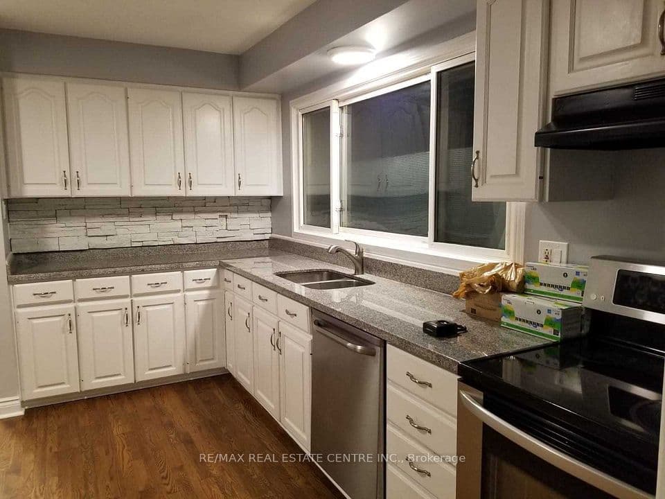 363 Duncombe Drive, Burlington, ON L7L 4M2 – photo 3
