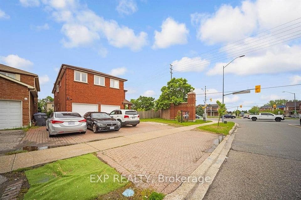 692 Huntington Ridge Drive, Mississauga, ON L5R 1Z5 – photo 2