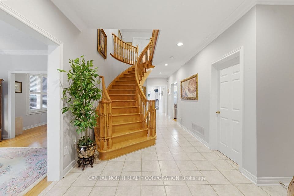 6 Veerland Drive, Toronto, ON M6L 1R9 – photo 3