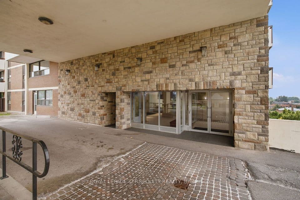 541 Blackthorn Avenue 808, Toronto, ON M6M 5A6 – photo 3