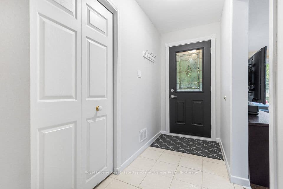 1515 Thetford Court, Mississauga, ON L5J 3N2 – photo 3