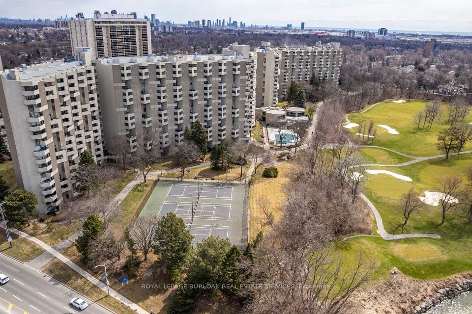 300 Mill Road C34, Toronto, ON M9C 4W7 – main photo