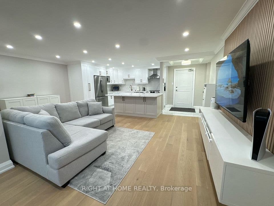 716 The West Mall 1507, Toronto, ON M9C 4X6 – main photo