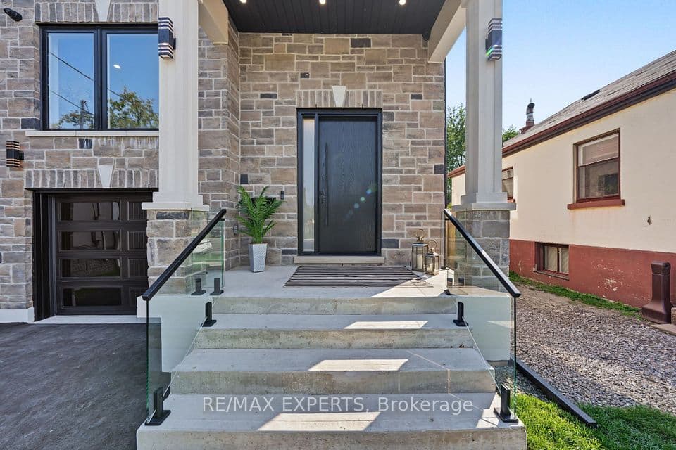 1062 Alexandra Avenue, Mississauga, ON L5E 1Z8 – photo 3