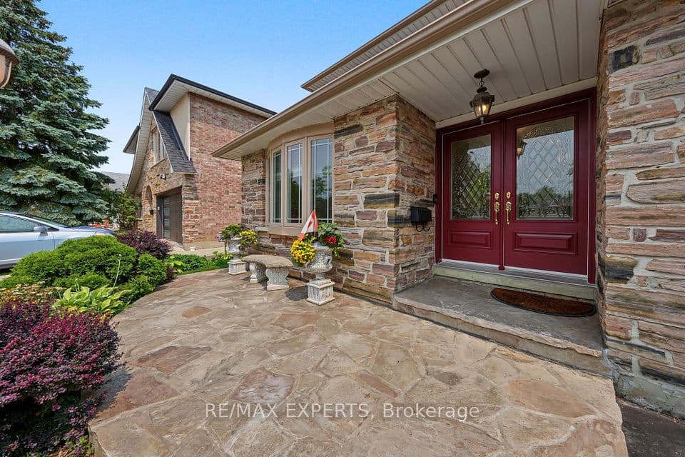 2387 Chilsworthy Avenue, Mississauga, ON L5B 2R4 – photo 2