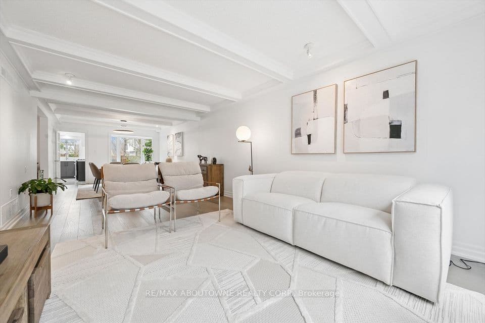 1194 Queen Victoria Avenue, Mississauga, ON L5H 3H3 – main photo