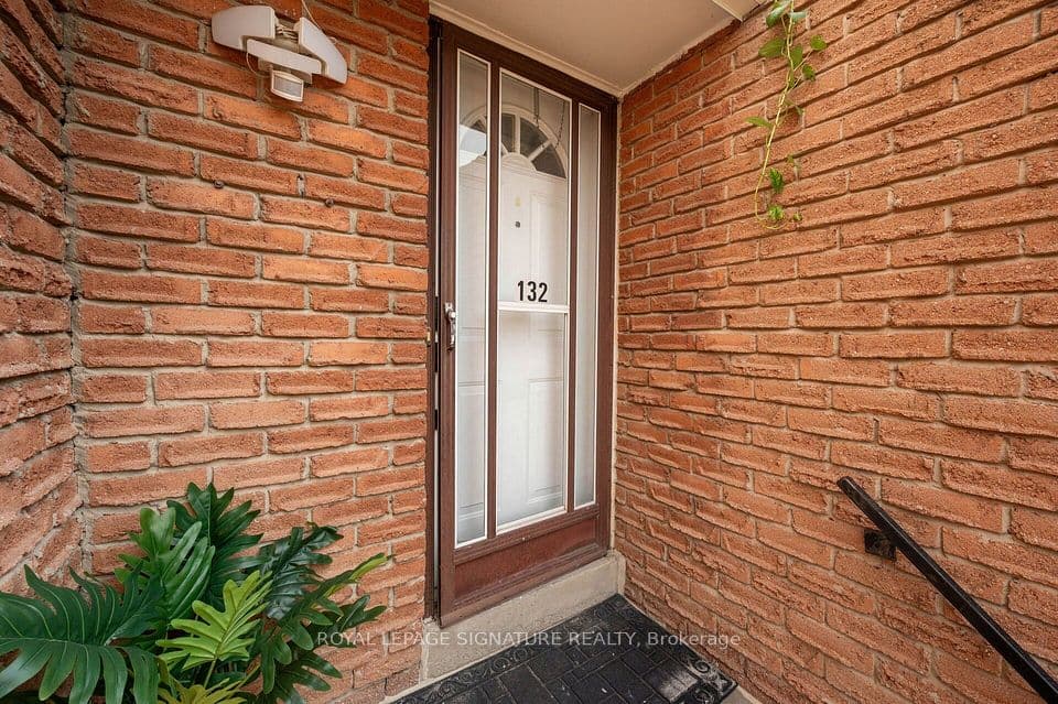 1221 Dundix Road 132, Mississauga, ON L4Y 3Y9 – photo 3