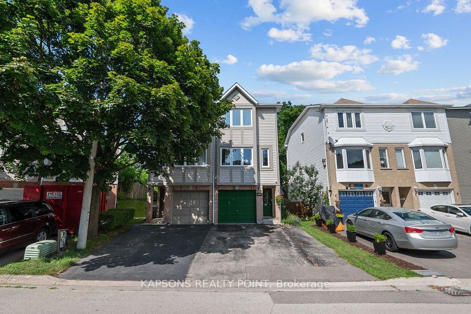 1255 Woodhill Court, Mississauga, ON L5E 3H2 – photo 2