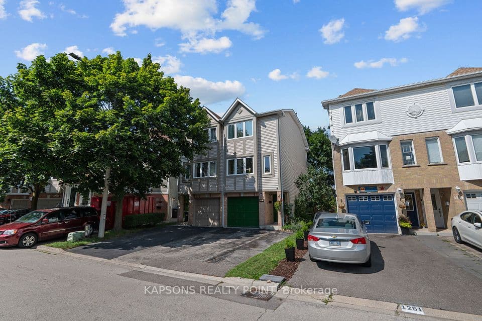 1255 Woodhill Court, Mississauga, ON L5E 3H2 – photo 3