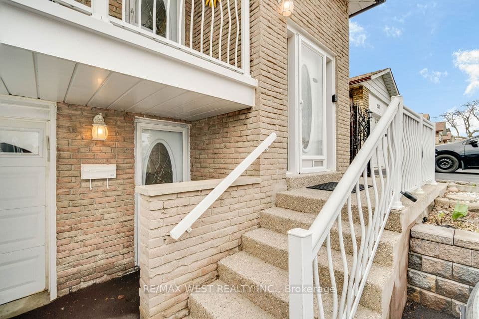 941 Stainton Drive, Mississauga, ON L5C 1G2 – photo 3