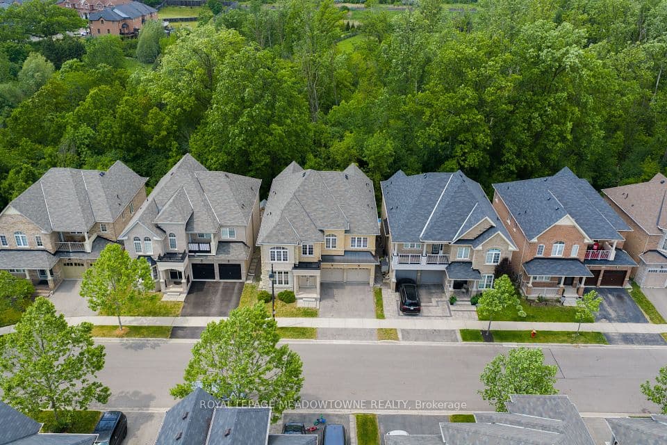 332 McGibbon Drive, Milton, ON L9T 5K7 – main photo