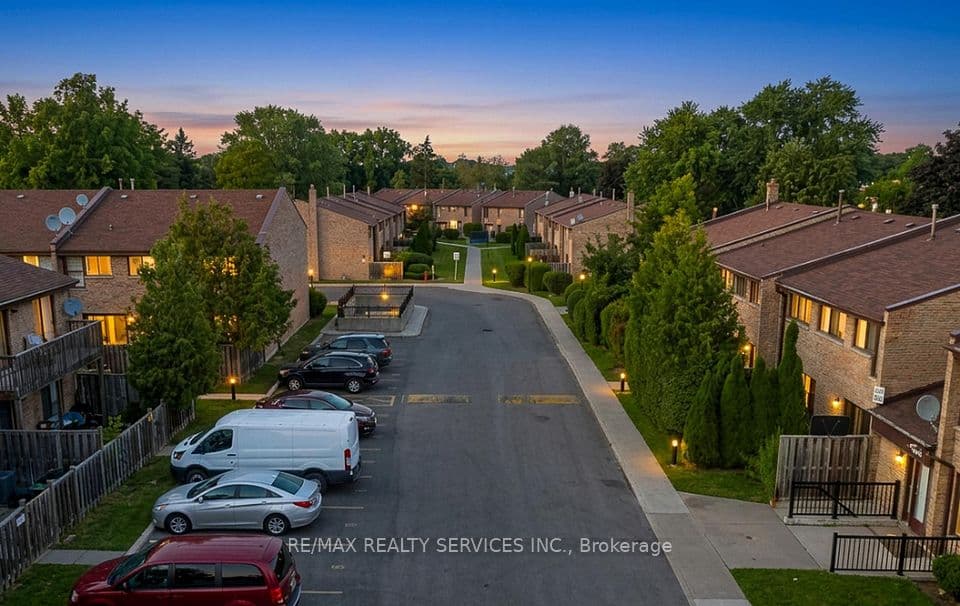 2605 Woodchester Drive 50, Mississauga, ON L5K 2E3 – main photo