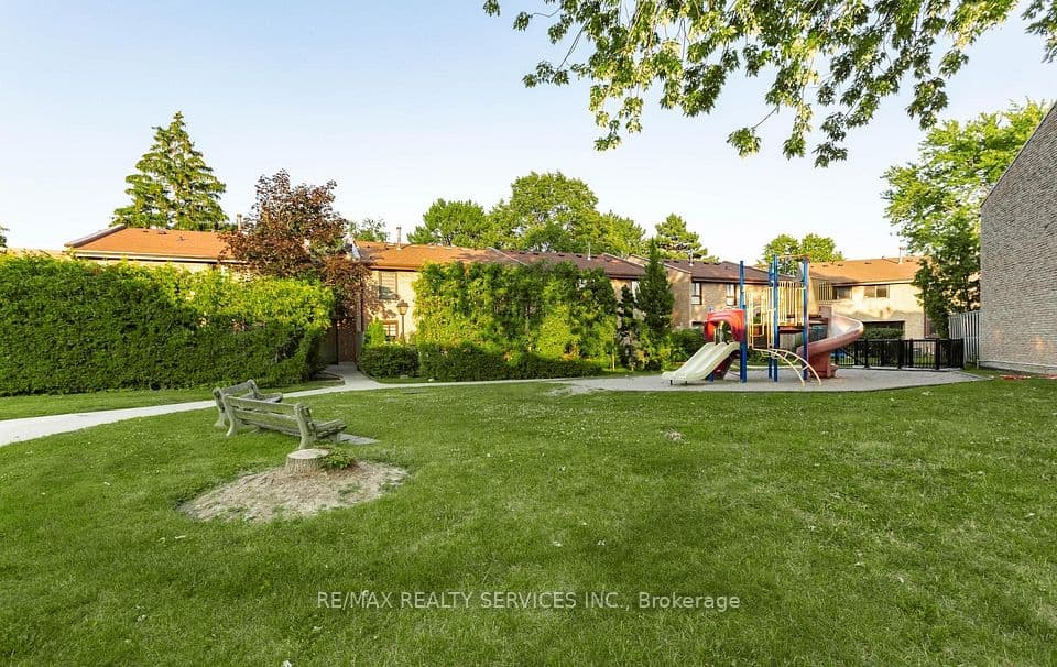 2605 Woodchester Drive 50, Mississauga, ON L5K 2E3 – photo 3