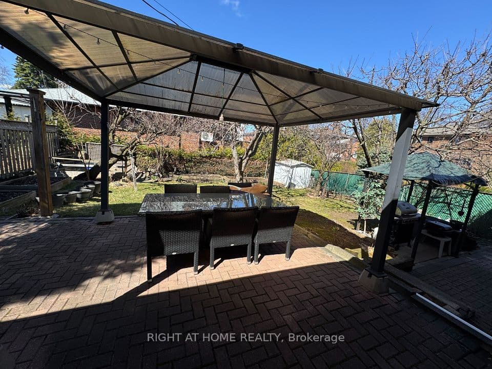 258 La Rose Avenue, Toronto, ON M9P 1B7 – photo 2