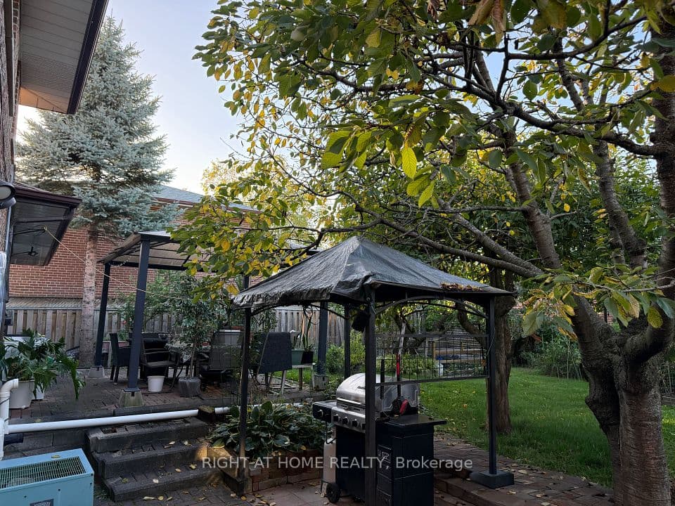 258 La Rose Avenue, Toronto, ON M9P 1B7 – photo 3