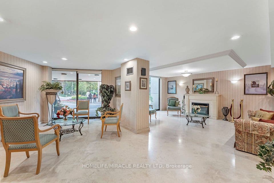 3700 Kaneff Crescent N 202, Mississauga, ON L5A 4B8 – photo 3