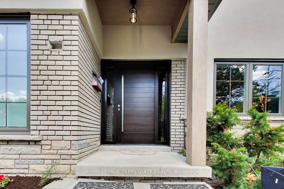 1621 Skyline Drive, Mississauga, ON L5E 2W9 – photo 2