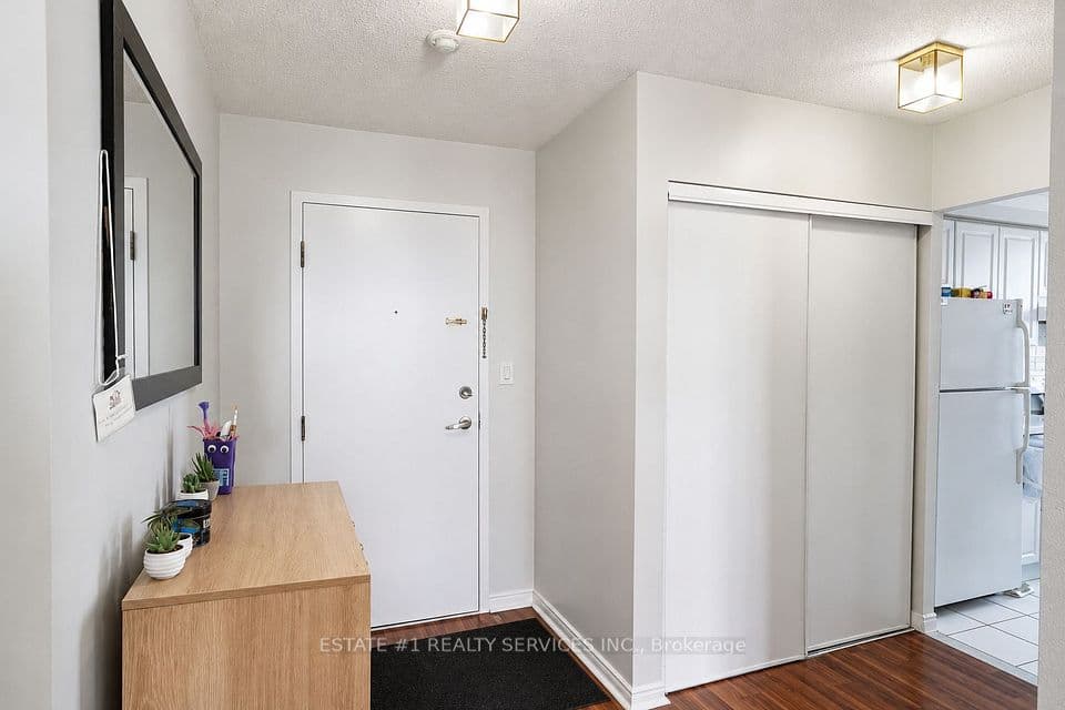 135 Hillcrest Avenue 904, Mississauga, ON L5B 4B1 – photo 2