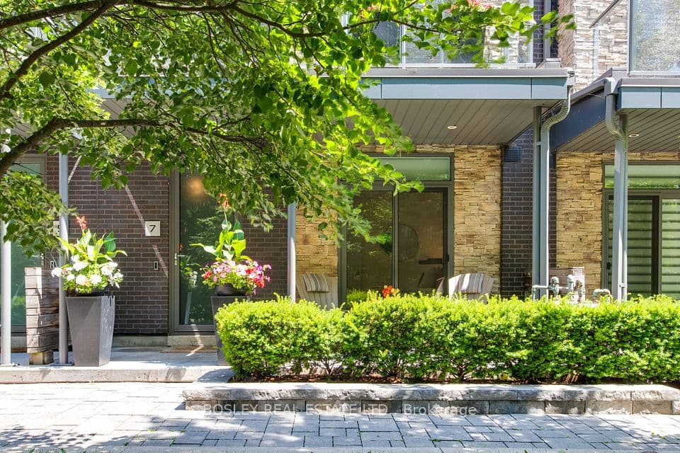 7 Godfrey's Lane, Mississauga, ON L5H 2T1 – photo 3
