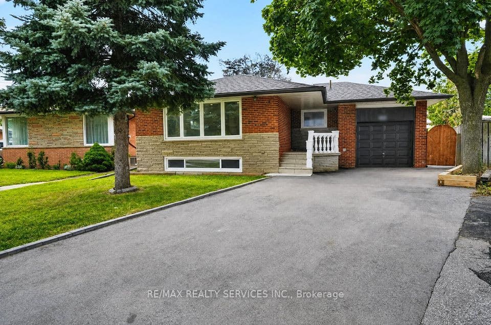 18 Spencely Court, Toronto, ON M9P 1N5 – main photo