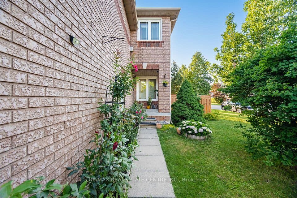 3725 Althorpe Circle, Mississauga, ON L5N 7G5 – photo 2