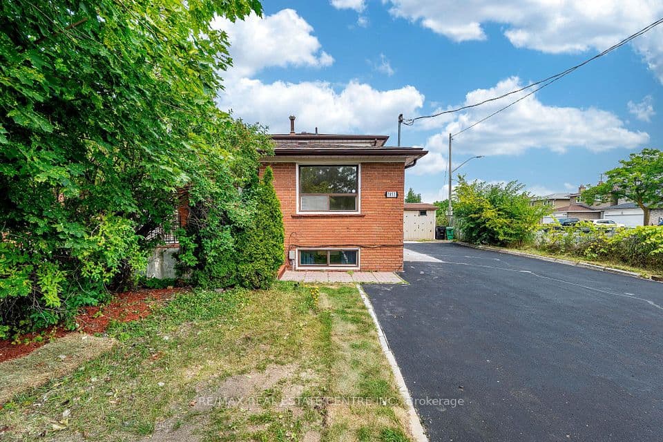 7053 Harwick Drive, Mississauga, ON L4T 3A3 – photo 2