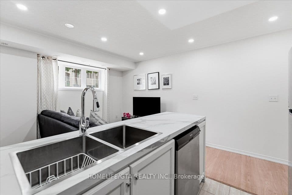 157 Isaac Devins Boulevard 3, Toronto, ON M9M 0C5 – photo 2