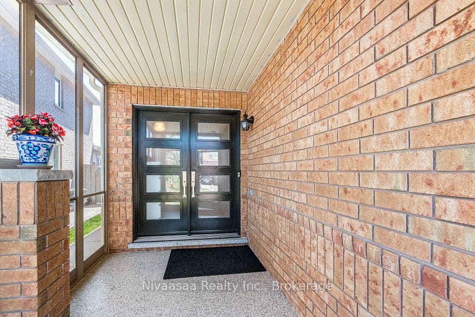 9 Parisian Road, Brampton, ON L6P 2T1 – photo 3