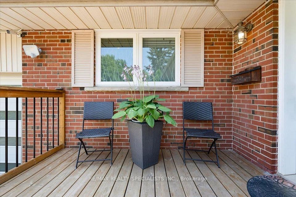 63 Suburban Drive, Mississauga, ON L5N 1H1 – photo 2