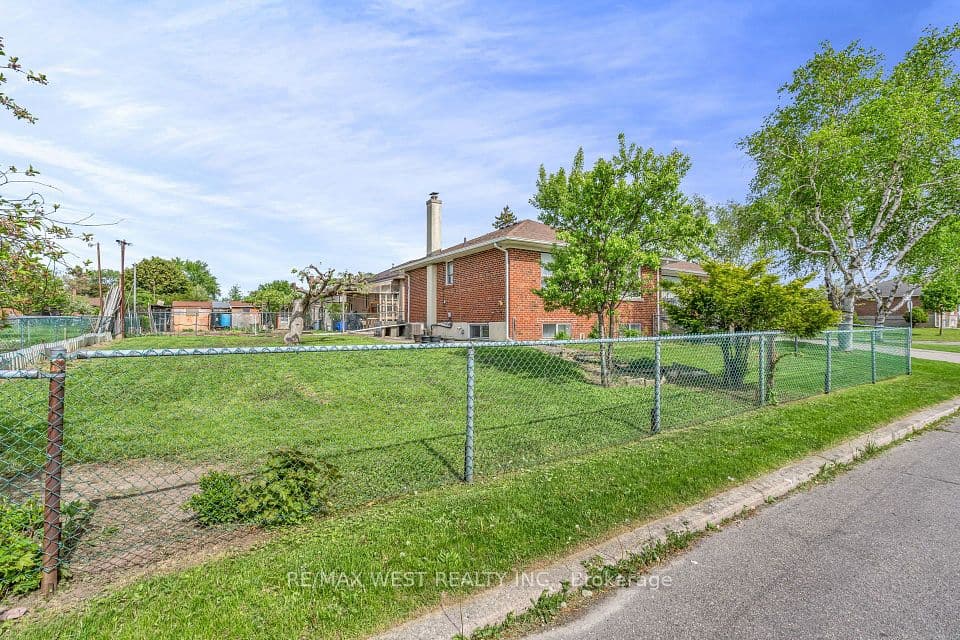 90 Tavistock Road, Toronto, ON M3M 2N9 – photo 2