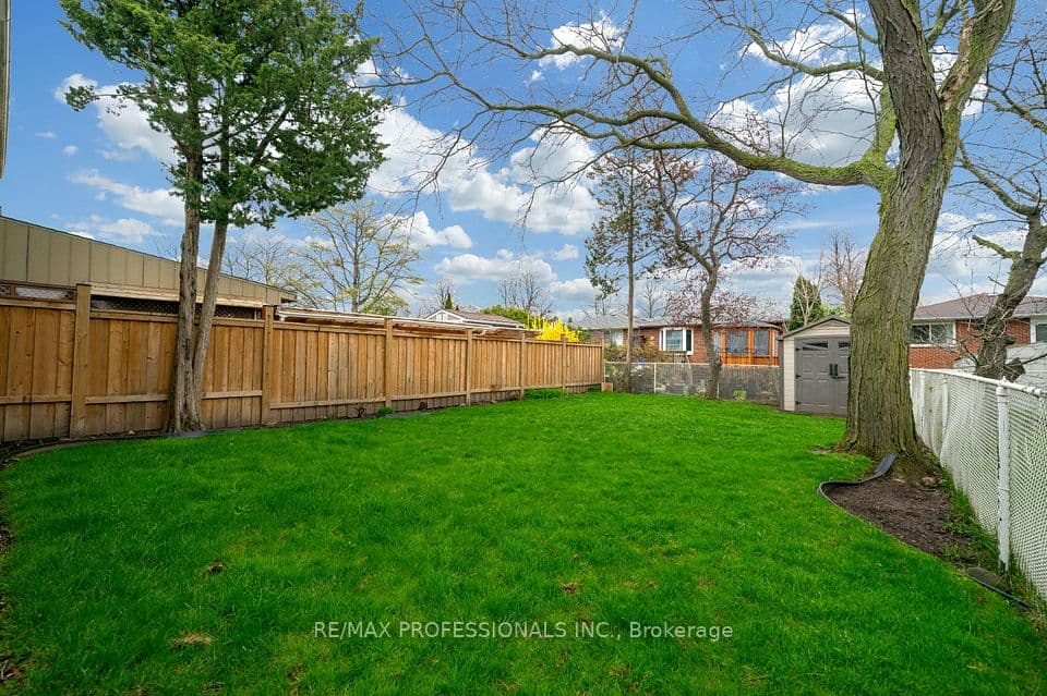 1877 Silverberry Crescent, Mississauga, ON L5J 1C8 – photo 3