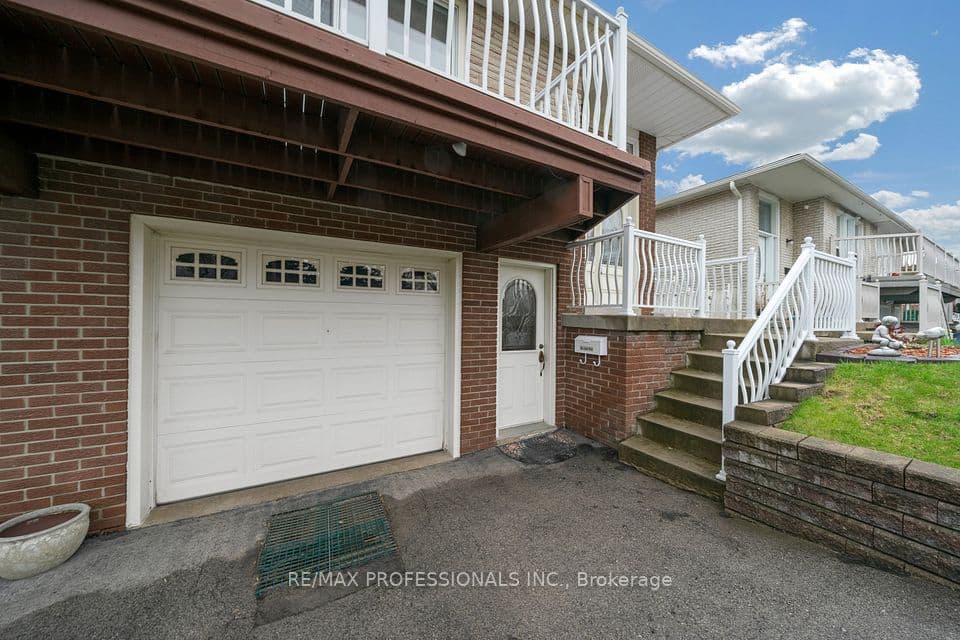 1877 Silverberry Crescent, Mississauga, ON L5J 1C8 – photo 2