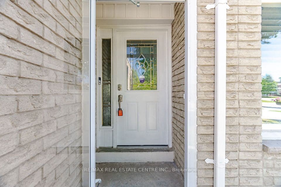 1558 Highbrook Avenue, Mississauga, ON L5M 4V8 – photo 3