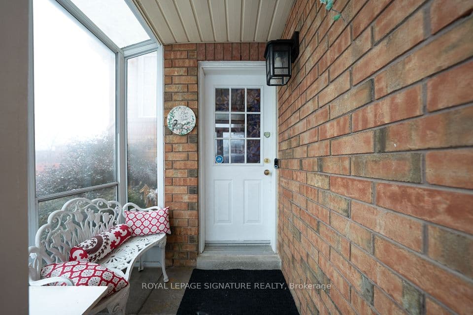 687 Twain Avenue, Mississauga, ON L5W 1K7 – photo 2