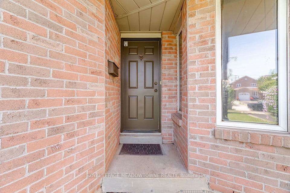 3139 Cambourne Crescent, Mississauga, ON L5N 5E8 – photo 2