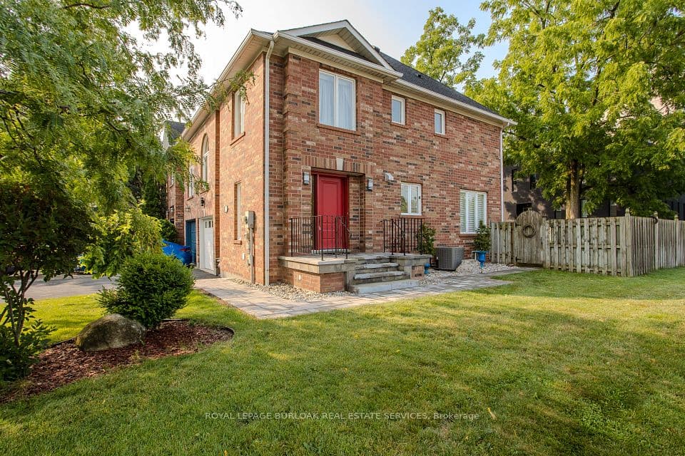 2010 Grovetree Lane, Burlington, ON L7R 4V4 – main photo