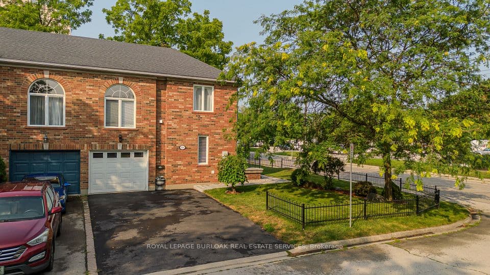 2010 Grovetree Lane, Burlington, ON L7R 4V4 – photo 2